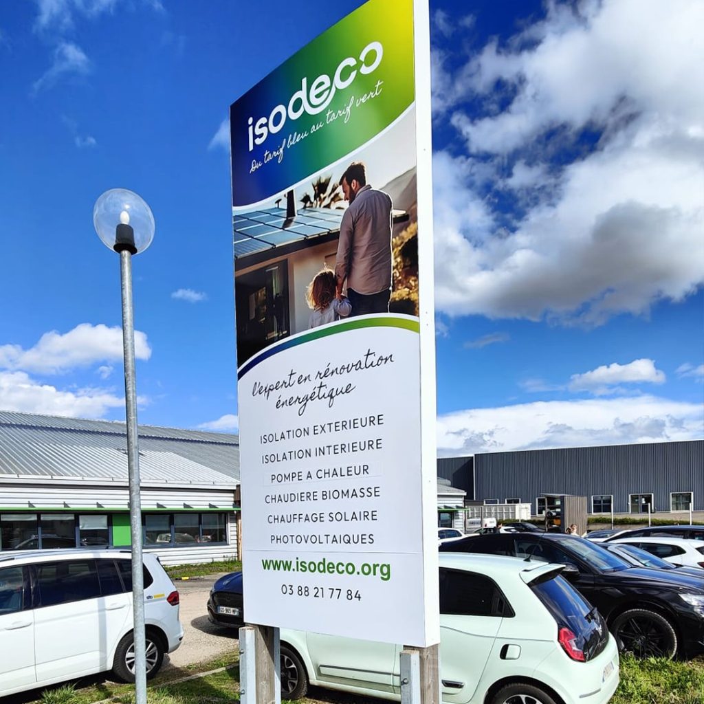 Fabrication sur mesure et installation d’une signalétique extérieure pour l’entreprise Isodeco, spécialisée dans l’isolation, à Brumath, près de Haguenau.