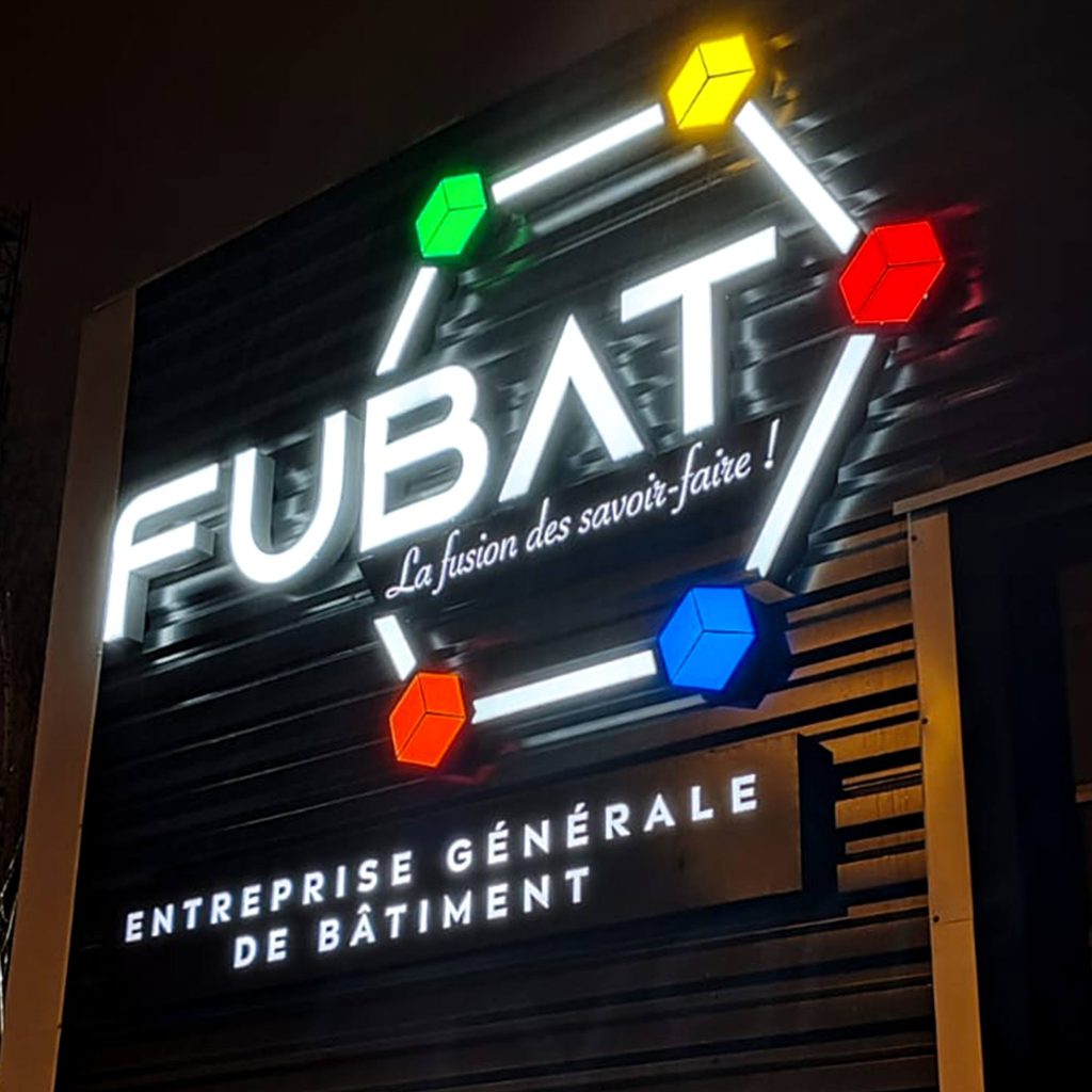 Pose d’un totem lumineux et d’une enseigne lumineuse pour l’entreprise de construction Fubat à Eckbolsheim, près de Lingolsheim, pour améliorer visibilité et image.