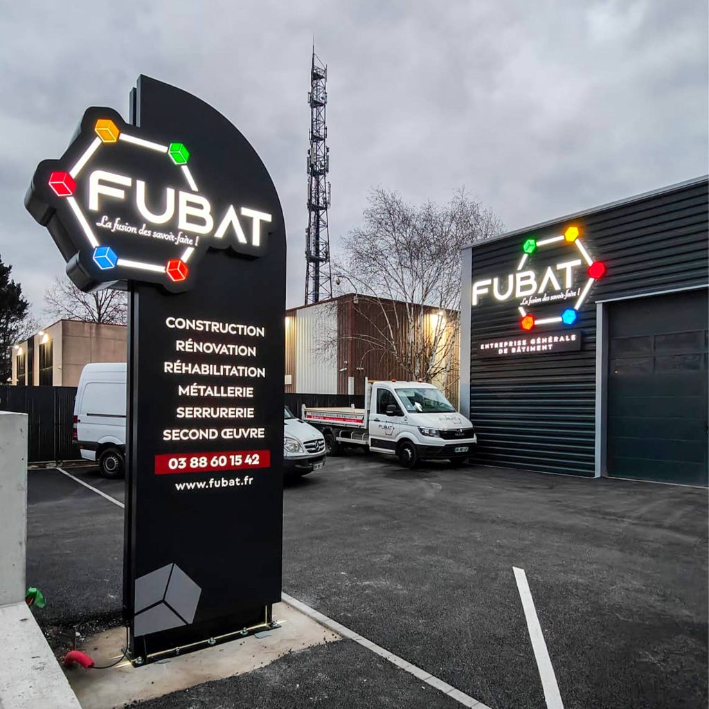 Pose d&rsquo;un totem lumineux et d&rsquo;une enseigne lumineuse pour l&rsquo;entreprise de construction Fubat à Eckbolsheim, proche de Lingolsheim