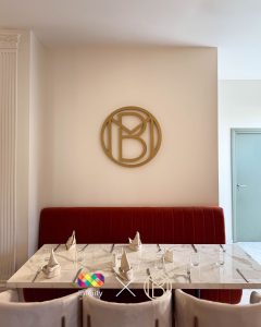 Réalisation et pose d’une enseigne lumineuse à l’intérieur du restaurant Le MB, au cœur d’Illkirch, pour une ambiance moderne et signalétique efficace.