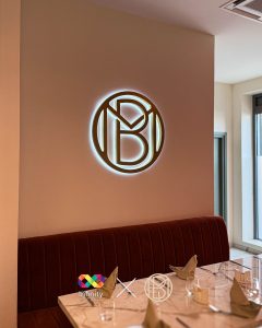 Installation d’une enseigne lumineuse intérieure pour le bar et restaurant Le MB au centre-ville d’Illkirch, en Alsace, améliorant ambiance et visibilité.
