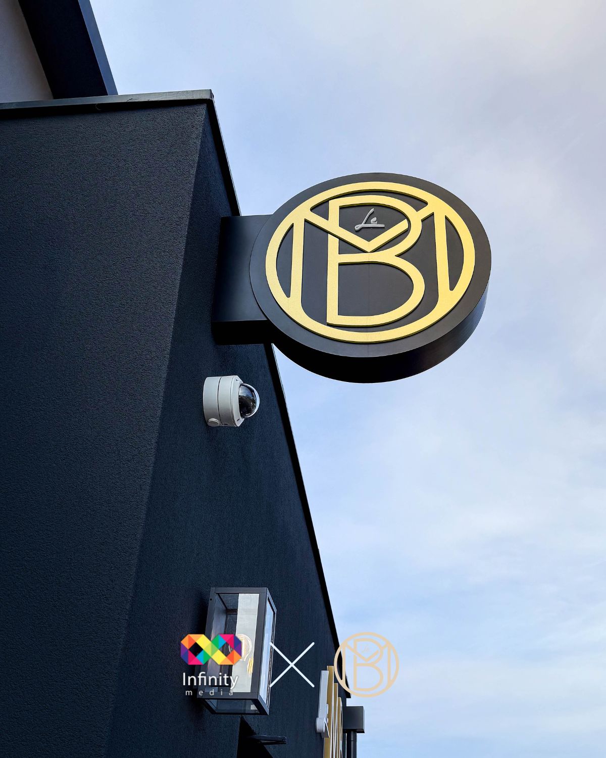 Pose d&rsquo;enseigne drapeau pour le restaurant LE MB à Illkirch, près de Strasbourg