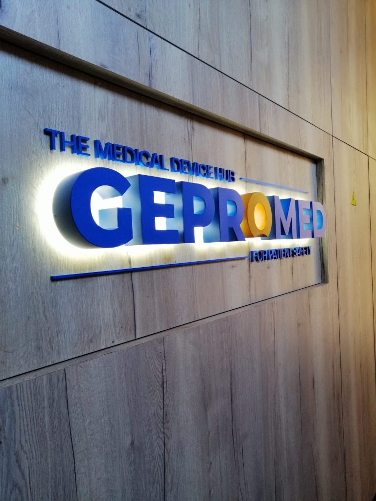 Signalétique lumineuse et enseigne pour les bureaux de Gepromed à Strasbourg dans le Bas-Rhin