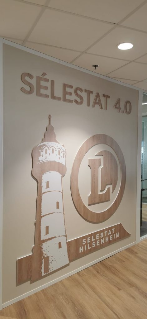 Fabrication et Pose de Signalétique Intérieure pour les Bureaux du Leclerc à Sélestat dans le centre Alsace