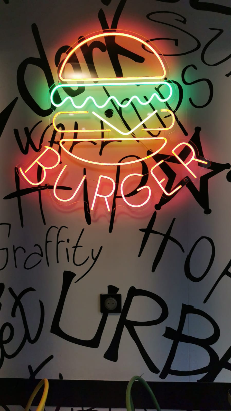 Impression et Pose de Décoration Murale sur Mesure pour Restaurants à Strasbourg dans le bas-Rhin