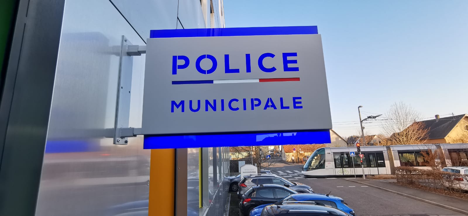 Enseigne drapeau lumineuse : Police municipale Strasbourg dans le Bas-Rhin