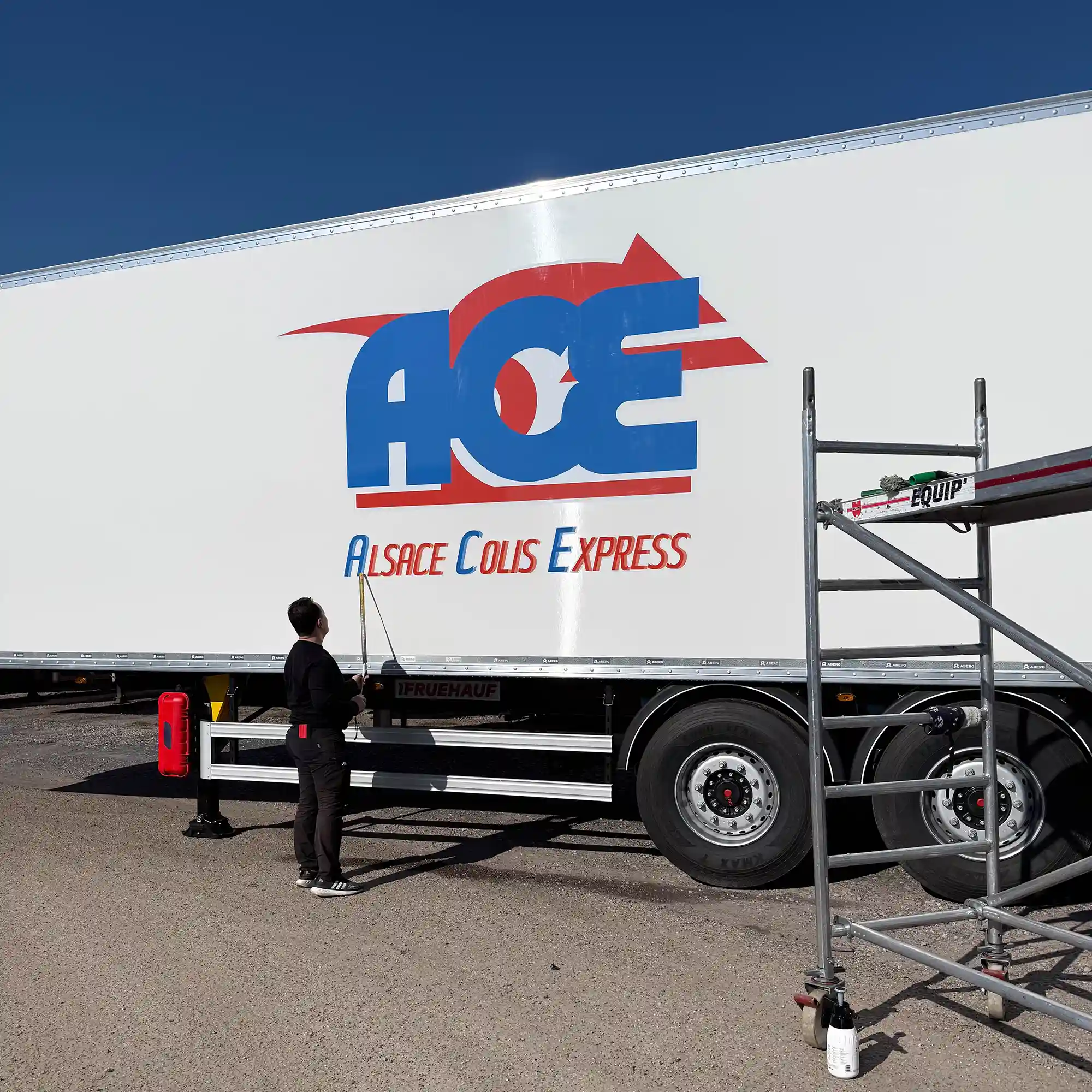 Flocage des remorques pour la société de transport routier ACE à Illkirch-Graffenstaden, proche de Strasbourg