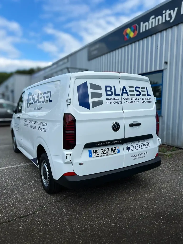 Travail de marquage sur mesure d’un utilitaire BLAESEL, effectué dans notre atelier à Geispolsheim.