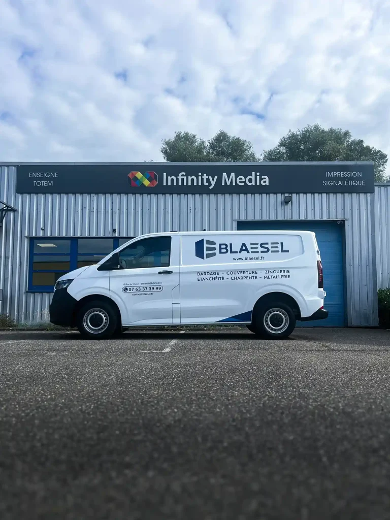 Marquage complet d’un véhicule utilitaire professionnel pour la société BLAESEL, réalisé à notre atelier de Geispolsheim (Bas-Rhin).