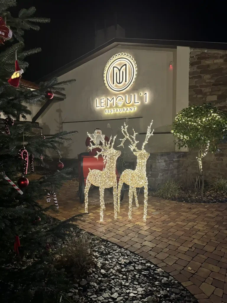 Façade du restaurant Le Moul’1 avec enseignes lumineuses sur mesure, optimisant la visibilité et l’expérience client.