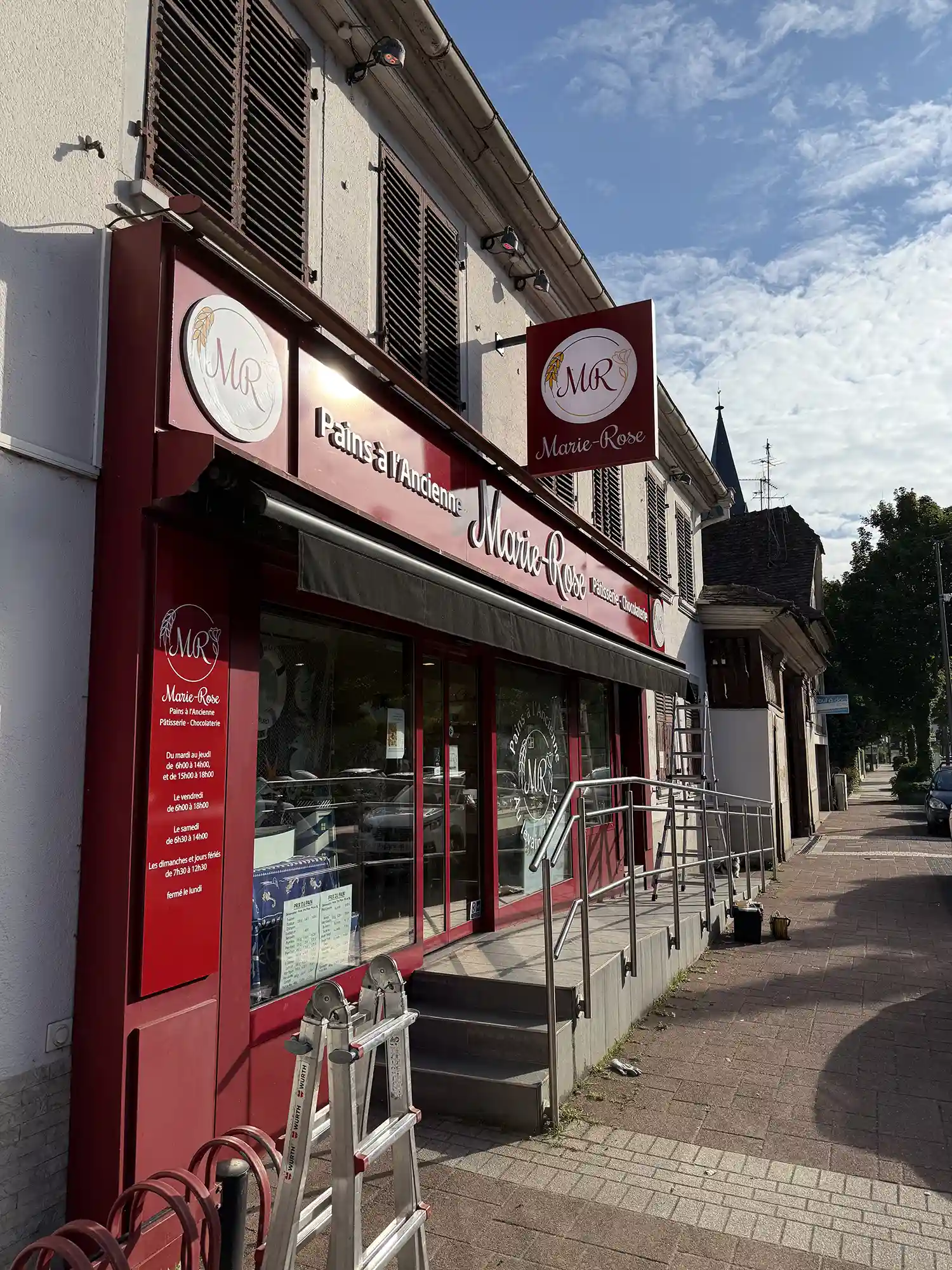 Montage d&rsquo;une enseigne non lumineuse pour la boulangerie Marie Rose à Lingolsheim, proche de Ostwald