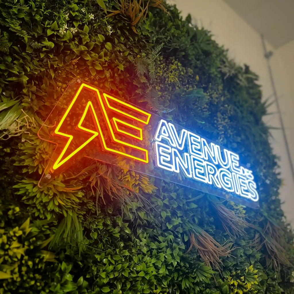 Montage d&rsquo;une enseigne néon intérieur et d&rsquo;un panneau extérieur pour l&rsquo;entreprise de chauffage L&rsquo;Avenue des Énergies à Reichstett, proche de Haguenau