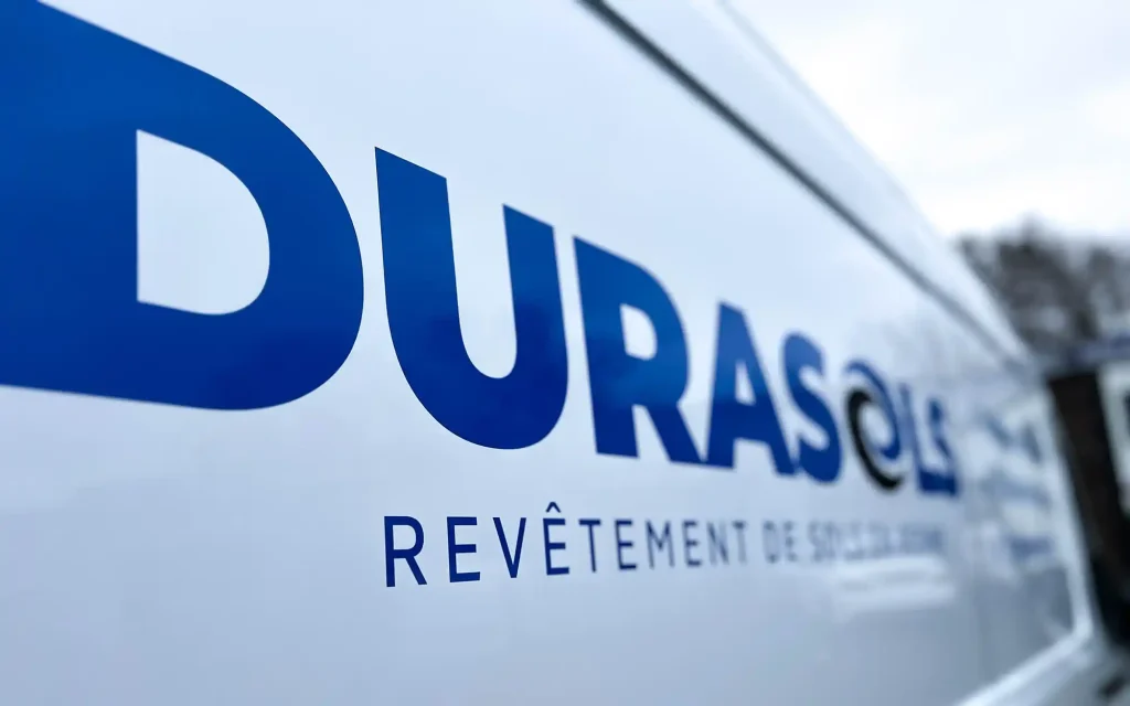 Camion utilitaire DURASOLS après flocage total, mettant en valeur l’identité visuelle de l’entreprise à Geispolsheim.