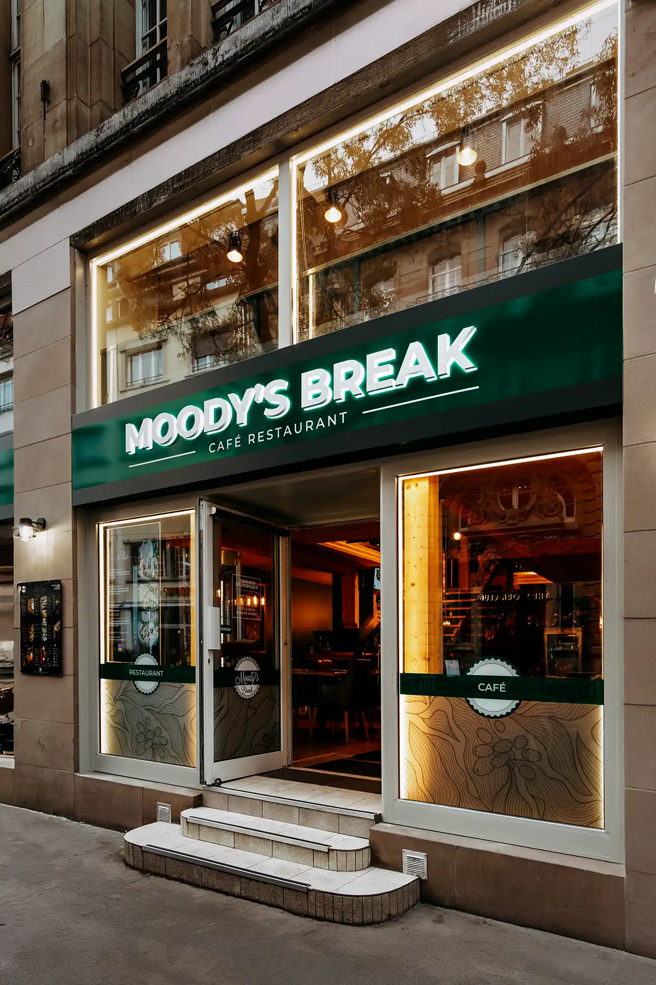 Vitrophanie sur mesure et enseigne pour la devanture du restaurant Moody&rsquo;s Break au centre ville de Strasbourg dans le Bas-Rhin