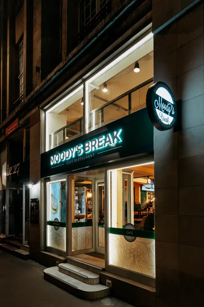 Façade du restaurant Moody's Break au centre de Strasbourg avec vitrophanie sur mesure, reflet de l’identité visuelle du lieu.