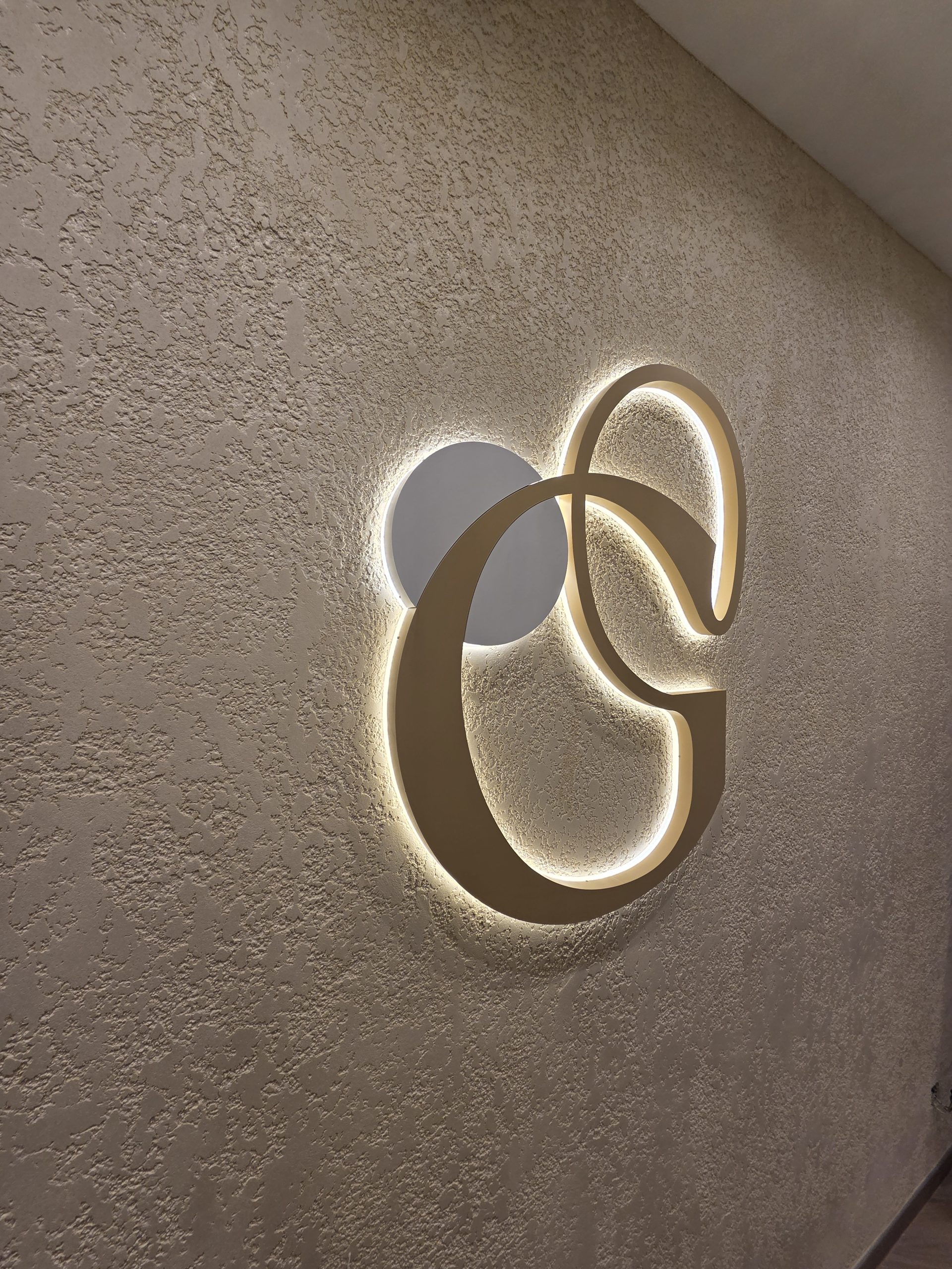 Enseigne lumineuse drapeau pour la Pâtisserie GC à Strasbourg dans le Bas-Rhin