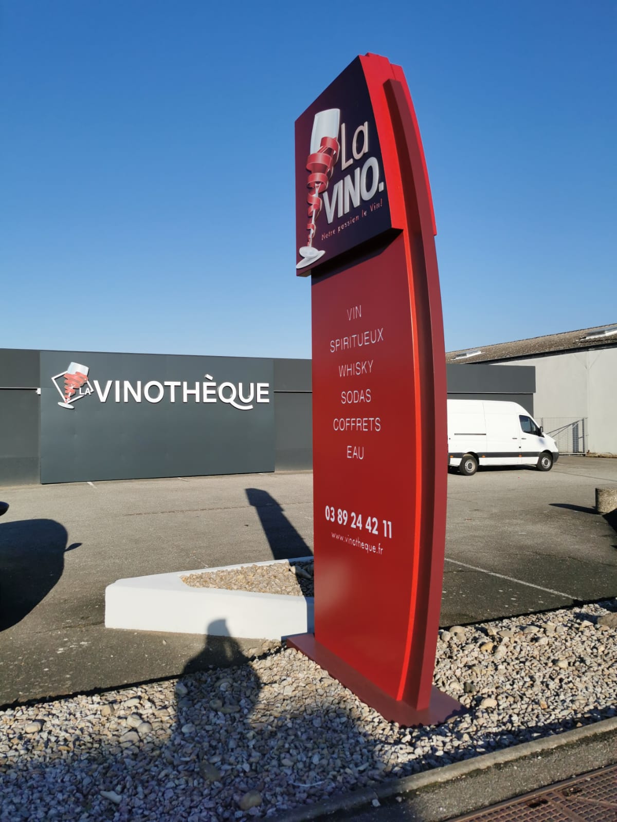 Fabrication et Montage d&rsquo;Enseignes et Totems à Colmar dans le Haut-Rhin : Votre Visibilité Garantie