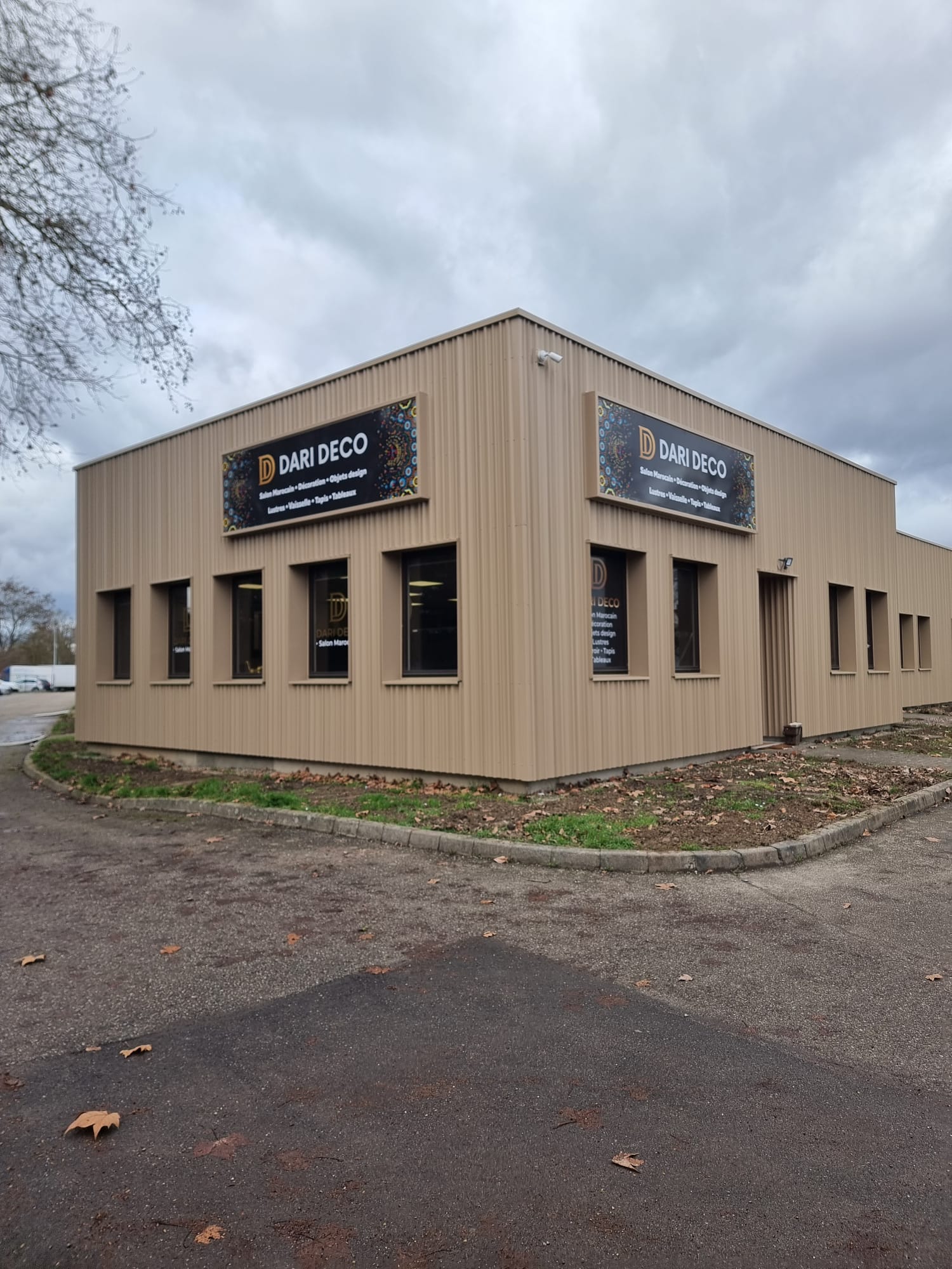 Conception, fabrication et installation de l&rsquo;enseigne lumineuse et de la vitrophanie de Dari Deco magasin spécialiste dans l&rsquo;ameublement et la décoration à Illkirch proche de Entzheim.