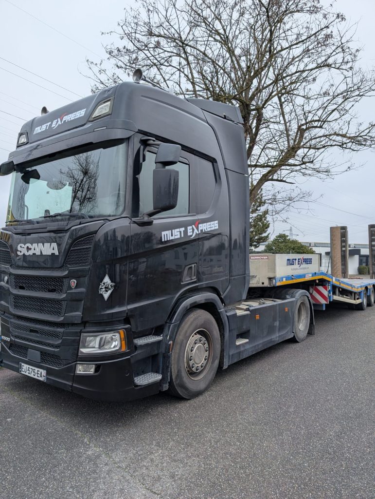 Conception et réalisation du marquage publicitaire des camions poids lourds pour la société de transport Must Express à Ostwald, proche de Geispolsheim