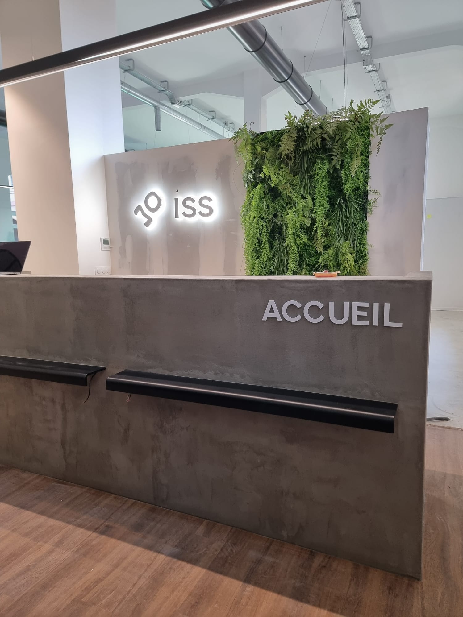 Conception et installation d&rsquo;enseignes lumineuses, de la signalétique intérieur et de l&rsquo;habillage de l&rsquo;accueil et des portes intérieurs pour le cabinet de kinésithérapie Institut Sport Santé à Benfeld, proche d&rsquo;Erstein.