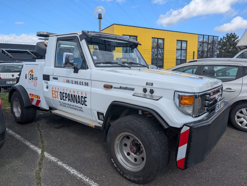 Conception et réalisation du marquage publicitaire sur véhicule utilitaire pour la société de remorquage EST Dépannage à Strasbourg, proche de Lingolsheim