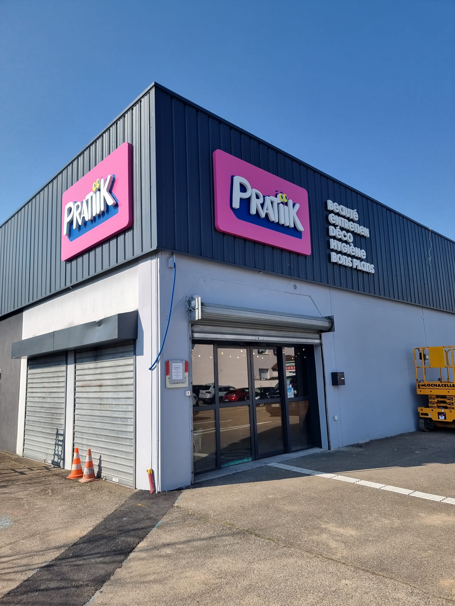 Conception, fabrication et installation des enseignes caissons lumineux du magasin de déstockage Pratiik au Neuhof, proche d&rsquo;Illkirch.