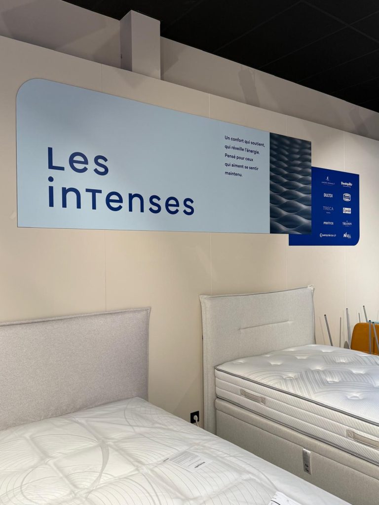 Installation de la signalétique intérieur et fixation de panneaux décoratifs pour le spécialiste de la literie La Compagnie du Lit à Vendenheim, proche de Mundolsheim.