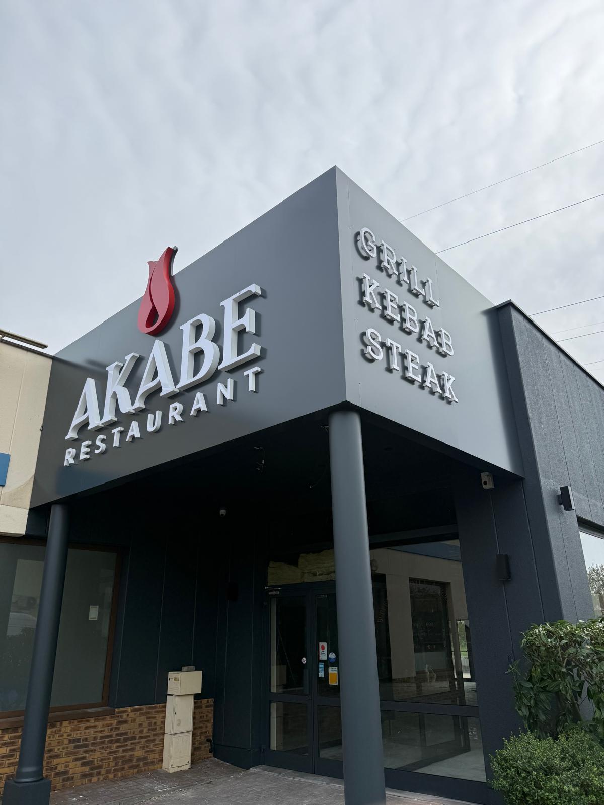 Conception et fabrication d&rsquo;un châssis sur mesure avec installation d&rsquo;enseignes lumineuses en lettres 3D pour le restaurant AKABE à Geispolsheim, proche de Fegersheim