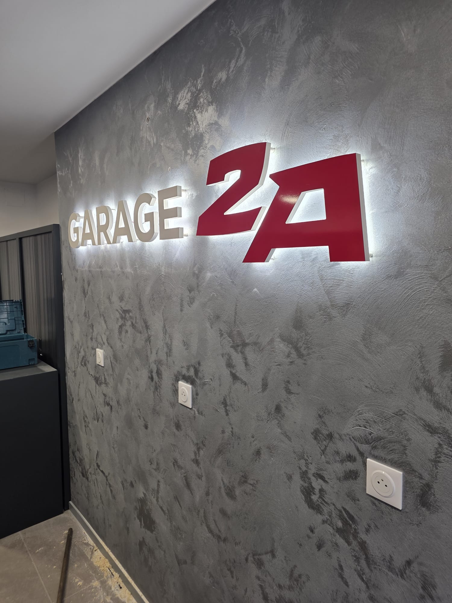 Conception, fabrication et installation d&rsquo;une enseigne lumineuse intérieure pour le garage spécialisé dans le secteur des poids lourds à Geispolsheim, proche de Fegersheim.