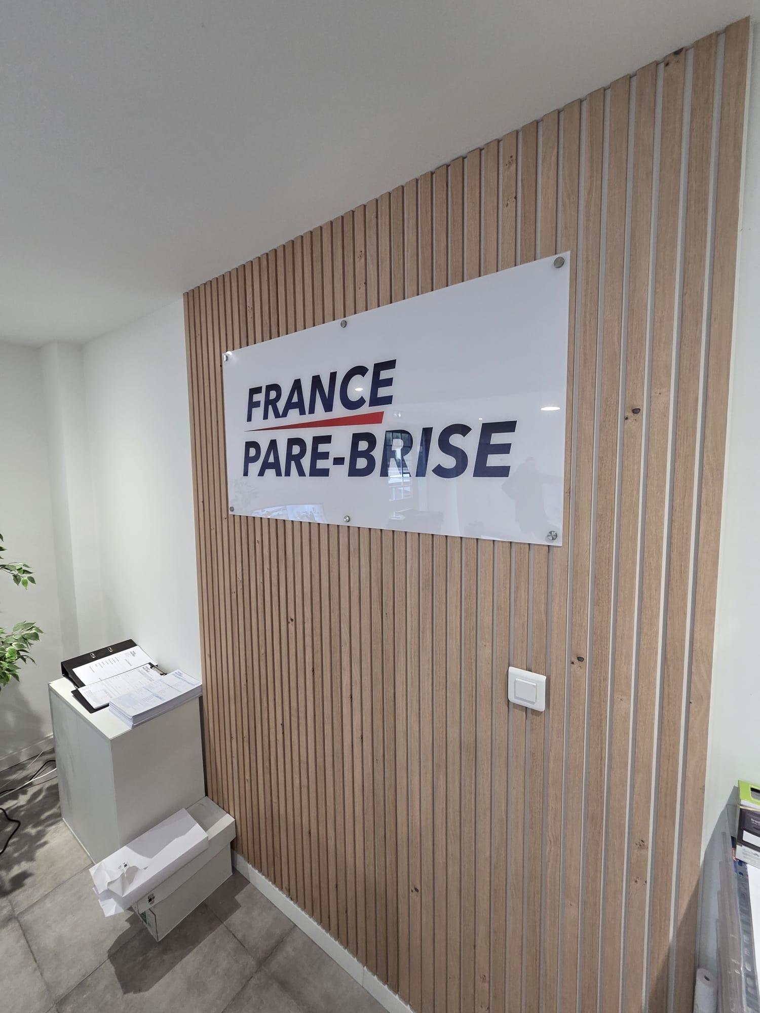 Conception, fabrication et installation de la signalétique intérieure sur mesure pour la franchise du centre de réparation vitrage France Pare-Brise à Souffelweyersheim, proche de Schiltigheim.