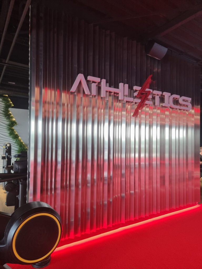 Conception, raccordement et installation d’une enseigne lumineuse intérieure à LED dimmable pour la salle de sport One Fitness Est à Strasbourg Neudorf, proche de la Krutenau.