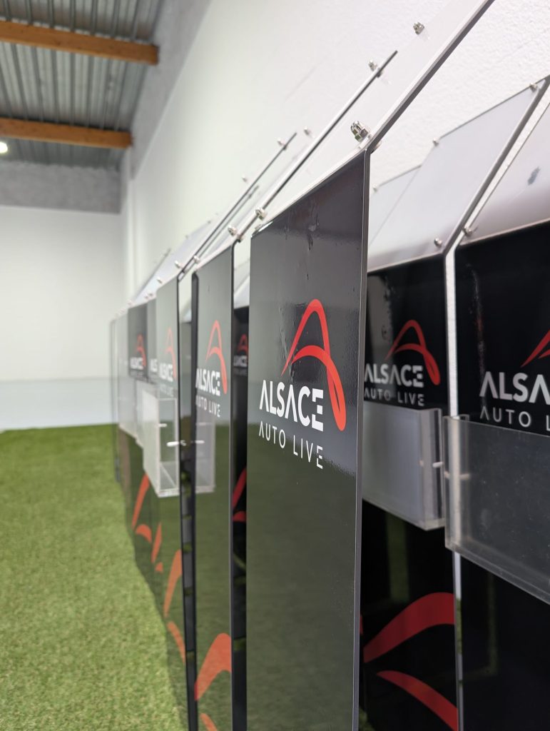 Création, préparation et fixation de l&rsquo;habillage des panneaux présentoirs pour la concession automobile Alsace Auto Live du groupe VIA Automobile à Eckbolsheim, proche de Koenigshoffen.