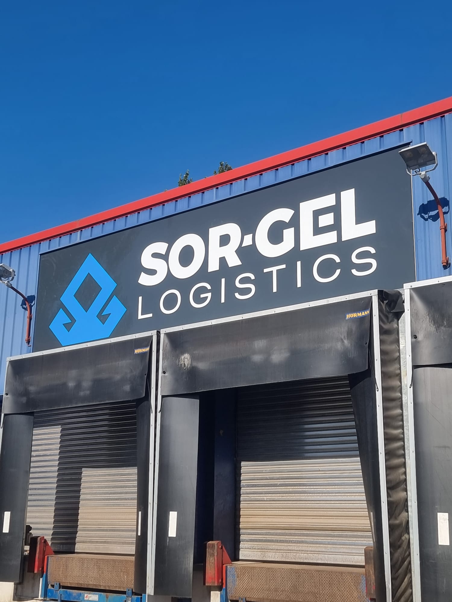 Préparation, fabrication et installation d&rsquo;enseignes signalétiques pour le centre logistique réfrigéré du secteur agroalimentaire Sorgel Distribution à Goxwiller, proche d&rsquo;Obernai