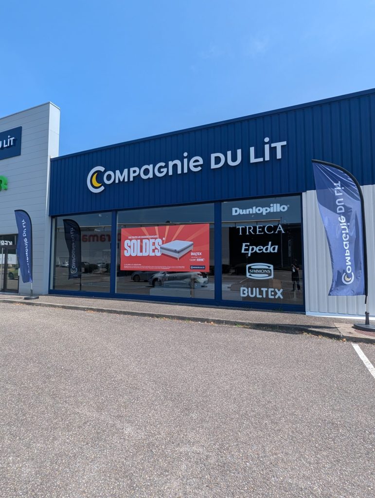 Conception, impression et pose d&rsquo;un habillage de vitrines pour la promotion des soldes à Schweighouse-sur-Moder, Haguenau